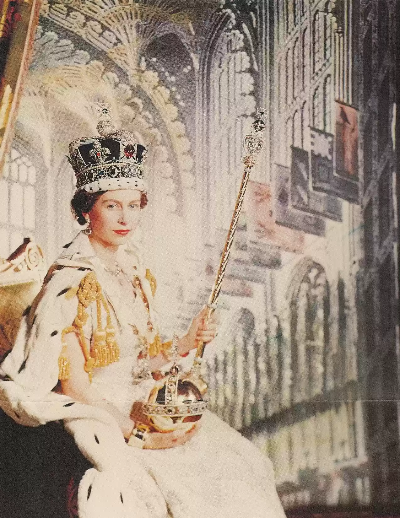 Queen_seated_regalia_0001